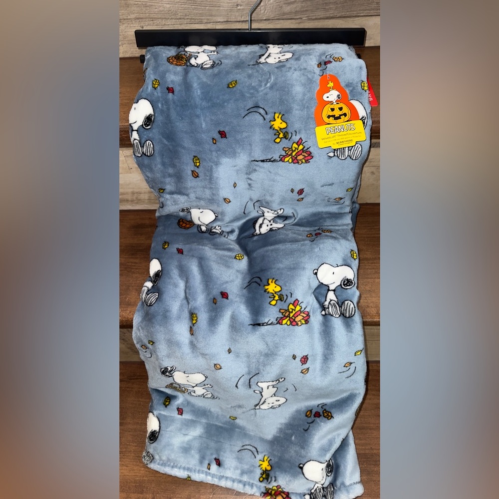 Cute 🥰 Snoopy Peanuts Fall/Autumn VelvetLoft' Throw 60”x 70” (152 cm x 178 cm)